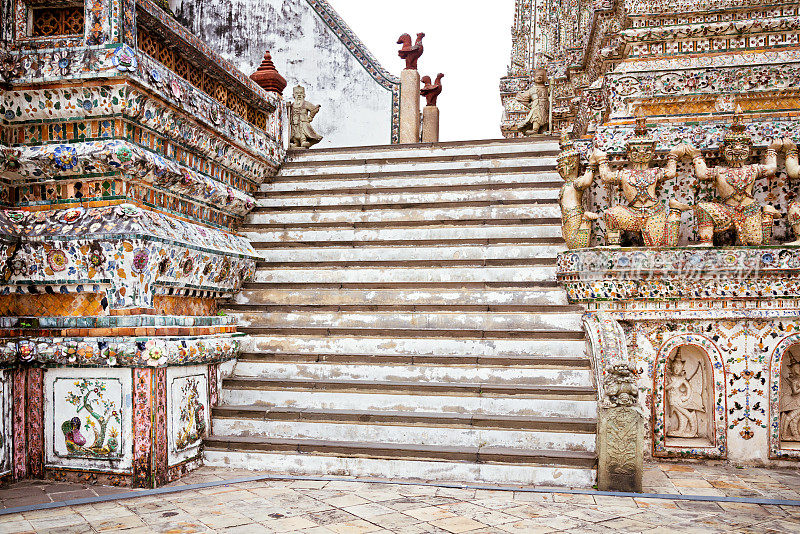 楼梯的Wat Arun -曼谷，泰国